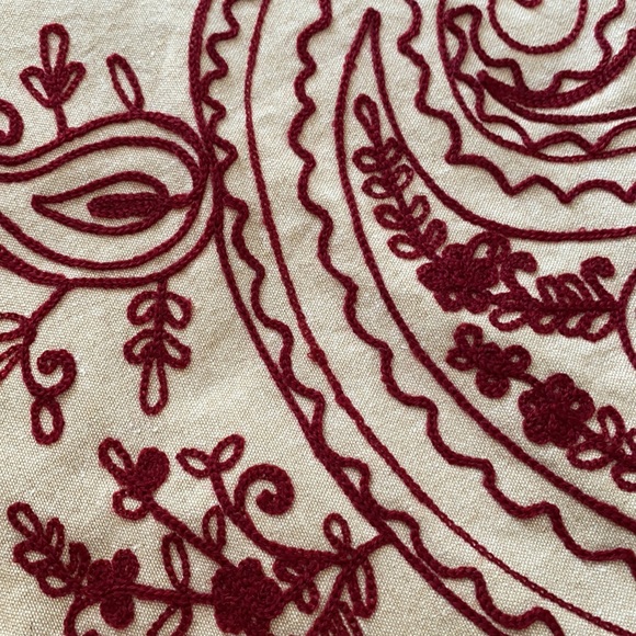 Detailed Table Runner - Picture 4 of 6